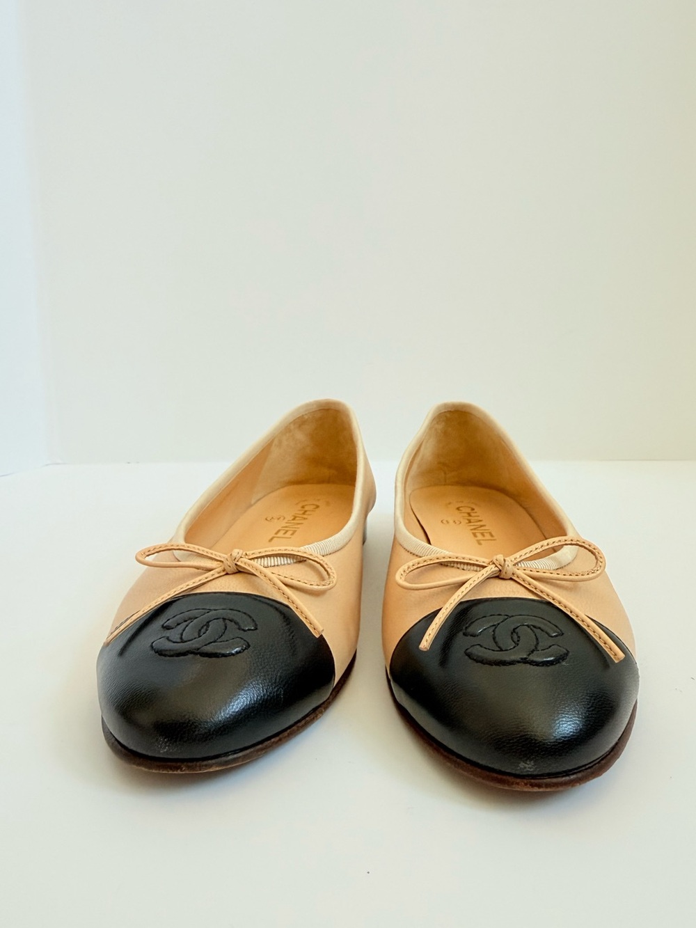 CHANEL Beige Black Cap Toe CC Logo Ballet Flats Lambskin Leather Shoes EU 38 - Picture 2 of 10